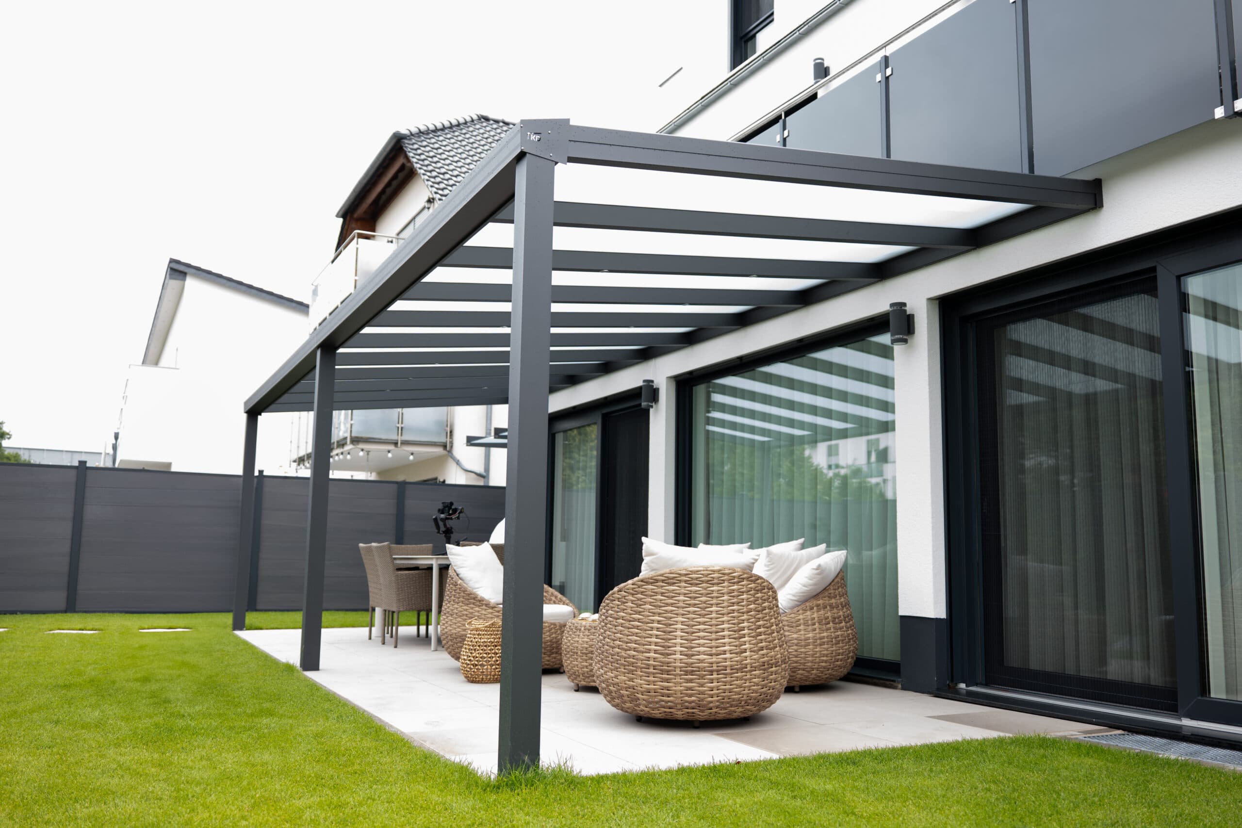 Fertig montierte Terrassenüberdachung mit Glasdach an einem Wohnhaus